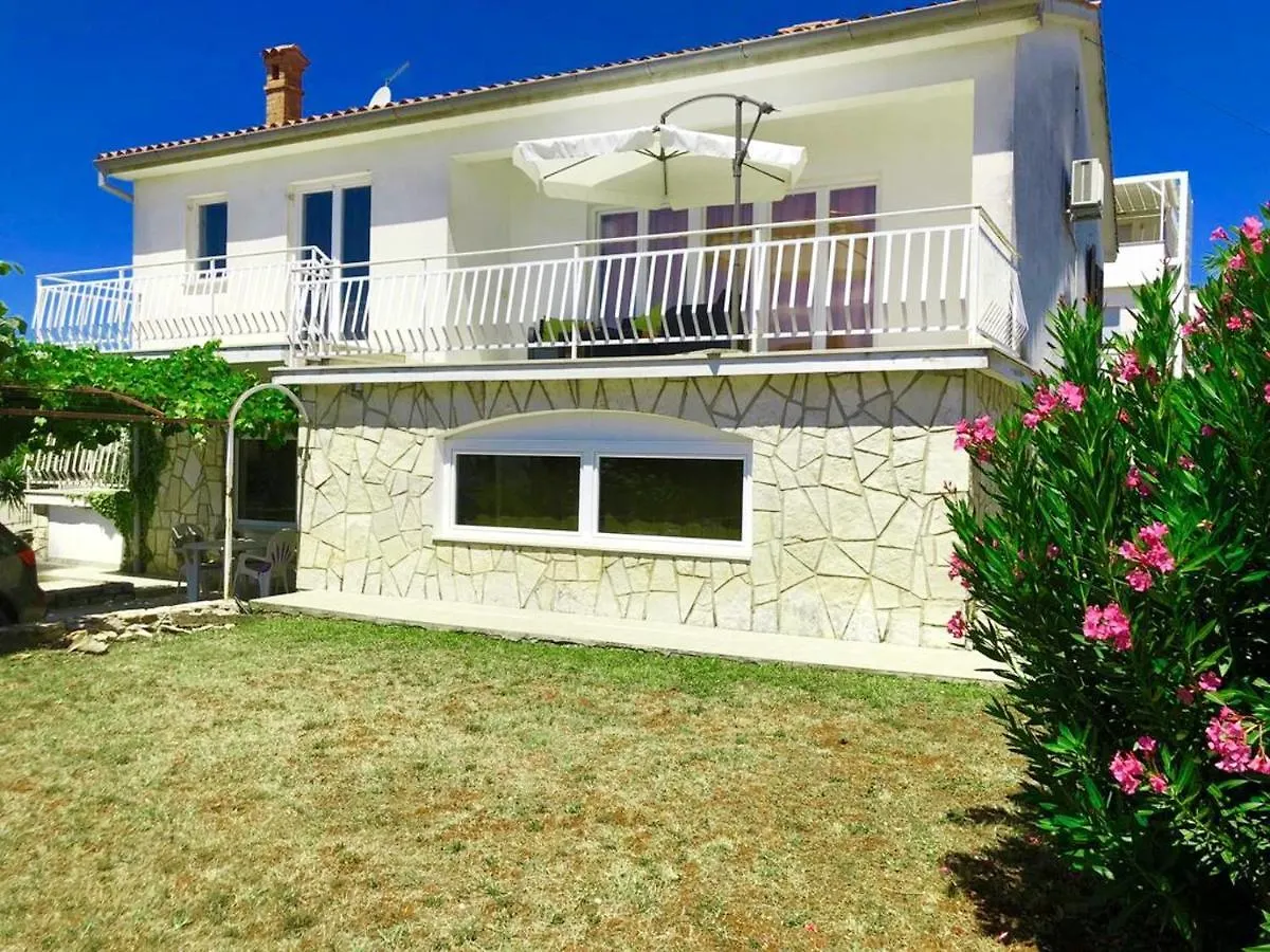 Cosy Apartment In Novigrad With Balcony And Garden View 40 M²