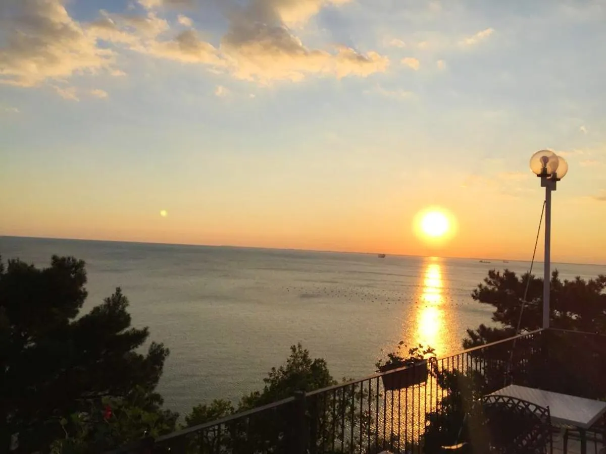 Cosy Apartment In Novigrad With Balcony And Garden View 40 M²